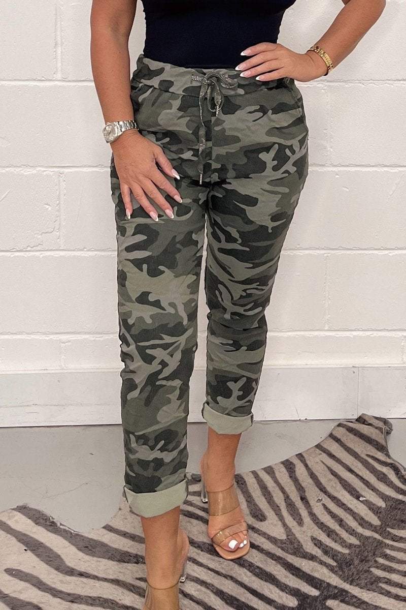 Stylische camouflage damenhose